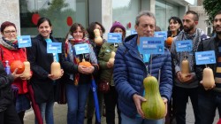 A PGDEP realizou un acto de entrega de cabazas ao conselleiro de Educación para simbolizar o seu suspenso por aplicar as reválidas